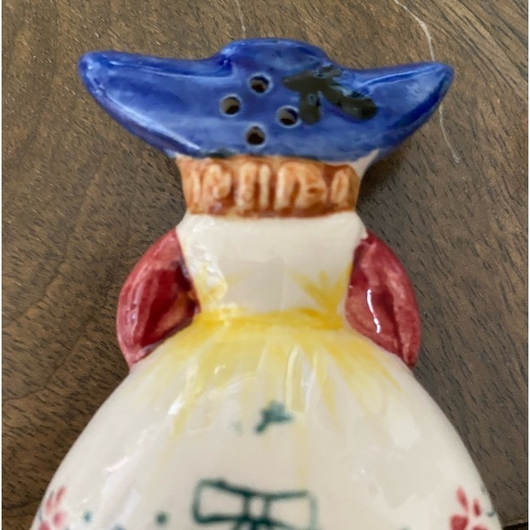 Vintage Victorian Salt and Pepper Shakers - Picture 2 of 7